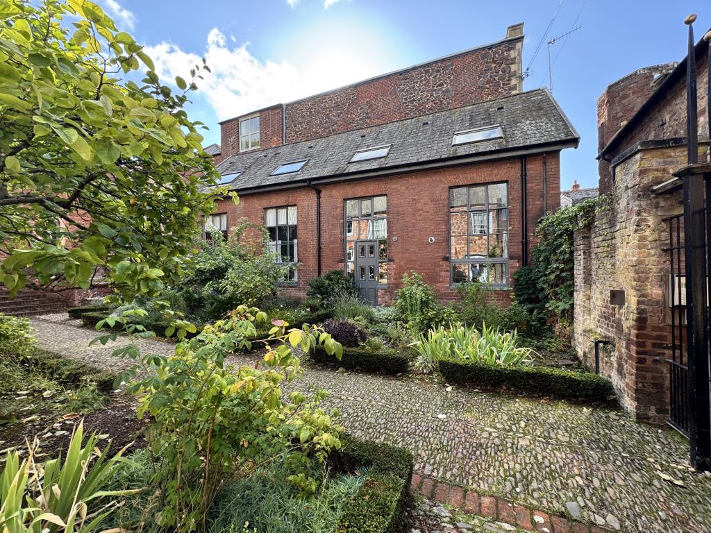 Lot: 162 - THREE-BEDROOM HOME IN CITY CENTRE - Front of the property